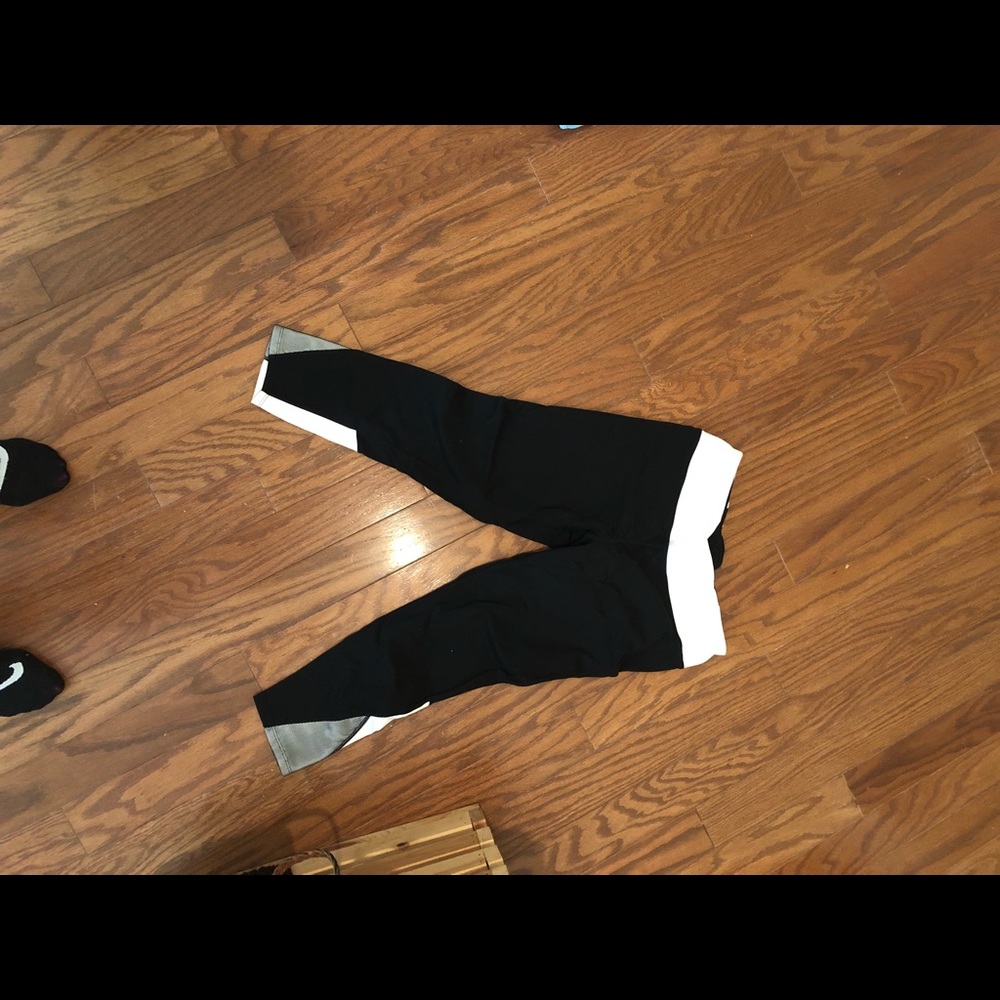 Black and white Nikibiki yoga pant